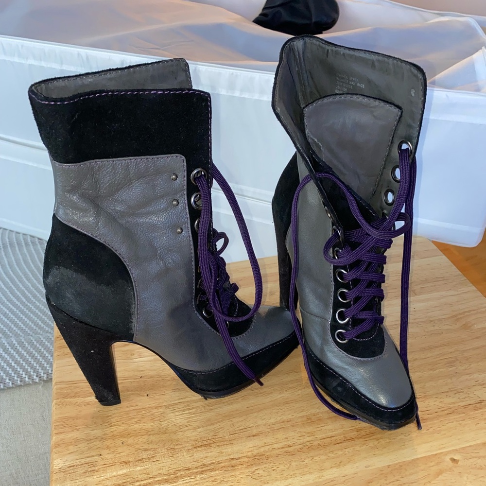 Lace up sz 8 suede & leather boot